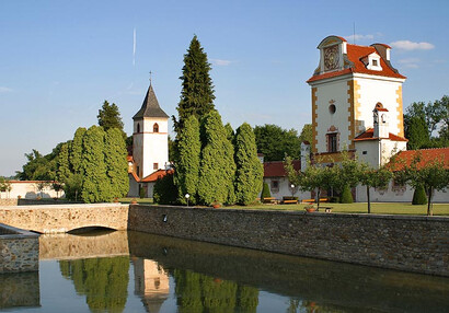Vodní příkop a dvě věže - vstupní a kostelní